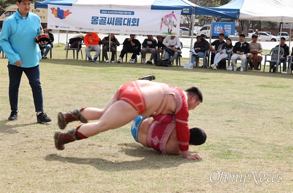 창원 용지공원에서 열린 몽골 씨름 대회.