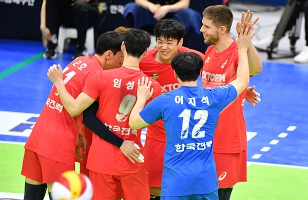  프로배구 한국 전력 선수들이 득점을 기뻐하고 있다 