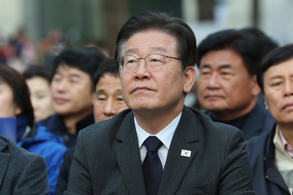 더불어민주당 이재명 대표, 박홍근 원내대표가 25일 오후 서울시청 인근에서 열린 '강제동원 해법 및 한일정상회담을 규탄하는 4차 범국민대회'에 참석하고 있다.