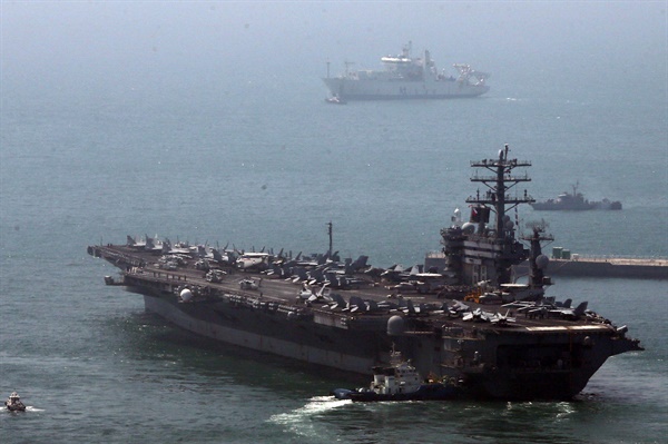 [연합뉴스 자료사진] 미국의 핵 추진 항공모함인 '니미츠호'(9만7천t급)가 2013년 동해에서 진행된 한미연합훈련에 참가하기 위해 부산 해군기지를 떠나고 있는 모습