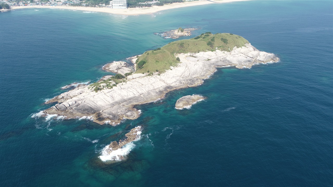 큰 섬은 엄마 돌고래와 닮았고 아래 작은 섬은 새끼 돌고래를 닮은 형상이다.