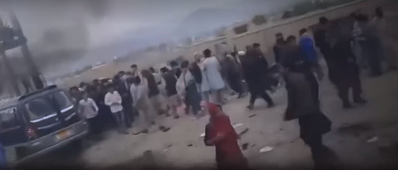 폭탄 테러 직후 여학교 폭탄 테러가 발생해 혼란스러운 여학교 부근 장면