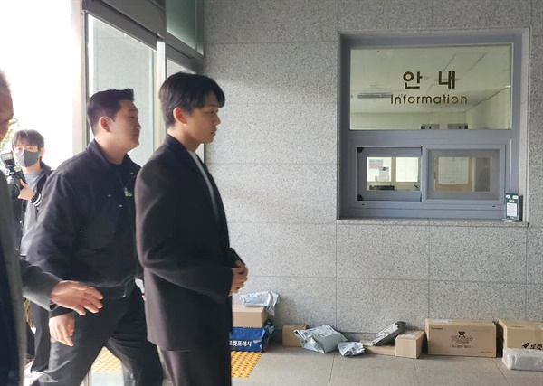   27일 마약류 투약 혐의를 받는 배우 유아인(37·본명 엄홍식)이 서울경찰청 마포청사에 출석하고 있다. 