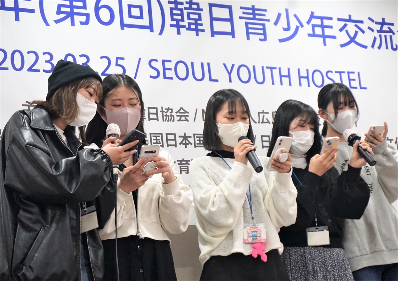 한국어로 노래를 피로한 일본 청소년들