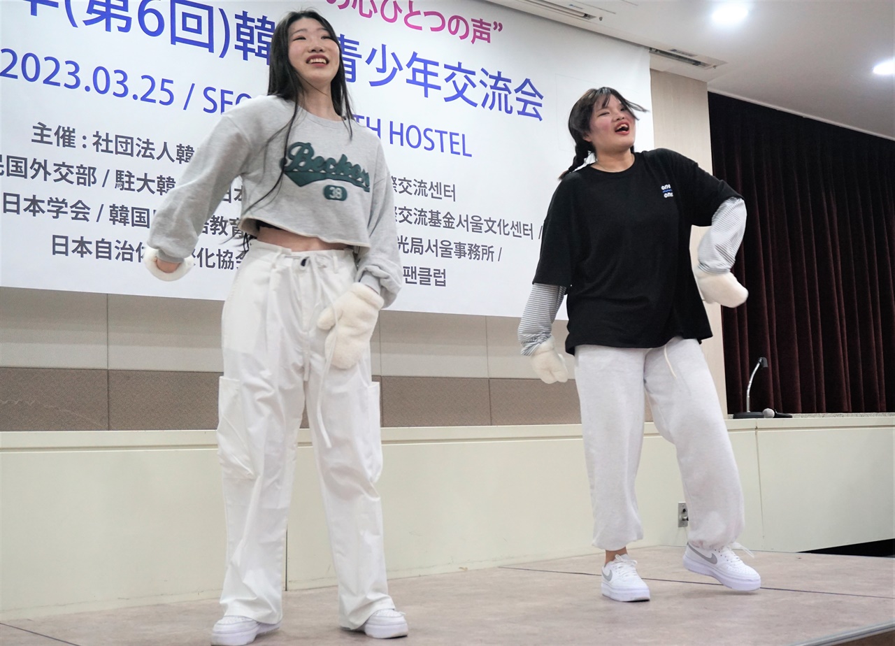 NCT 노래에 맞게 춤을 추는 일본 청소년 참여자
