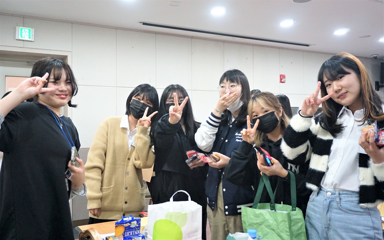 춤을 예쁘게 잘 추며 인기를 얻은 나나 네(사진 좌측) 양에게 물어온 한국 학생들과 함께