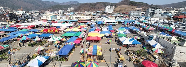  바로 옆 오일장도 방문객이 늘어 특수를 누렸다. 