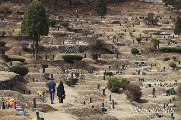 고 안지호씨 아버지, 어머니가 경기도 구리시립묘지 가장 높은 곳에 있는 딸을 만나기 위해 발걸음을 옮기고 있다.