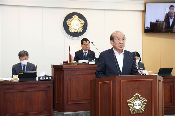 김 의원이 ‘태안군청 부서장급 공무원의 지방공무원법 위반 행위에 대한 공직기강 감찰 요구 건의안’에 대한 제안설명을 하고 있다. 김 의원 뒤로는 신경철 의장이 김 의원의 발언을 청취하고 있다.