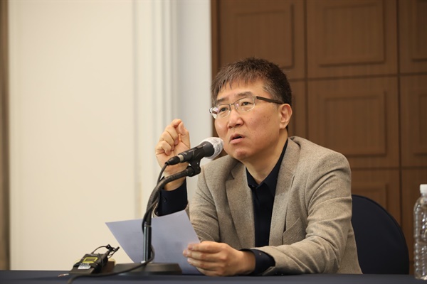 장하준 런던대 교수는 27일 서울 프레스센터에서 ‘장하준의 경제학레시피’ 출간 기념 간담회에 참석해, 기자들의 질문에 답하고 있다. 