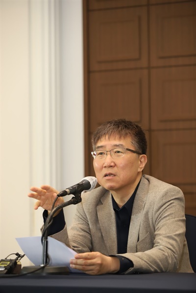 장하준 런던대 교수는 27일 서울 프레스센터에서 ‘장하준의 경제학레시피’ 출간 기념 간담회에 참석해, 기자들의 질문에 답하고 있다. 