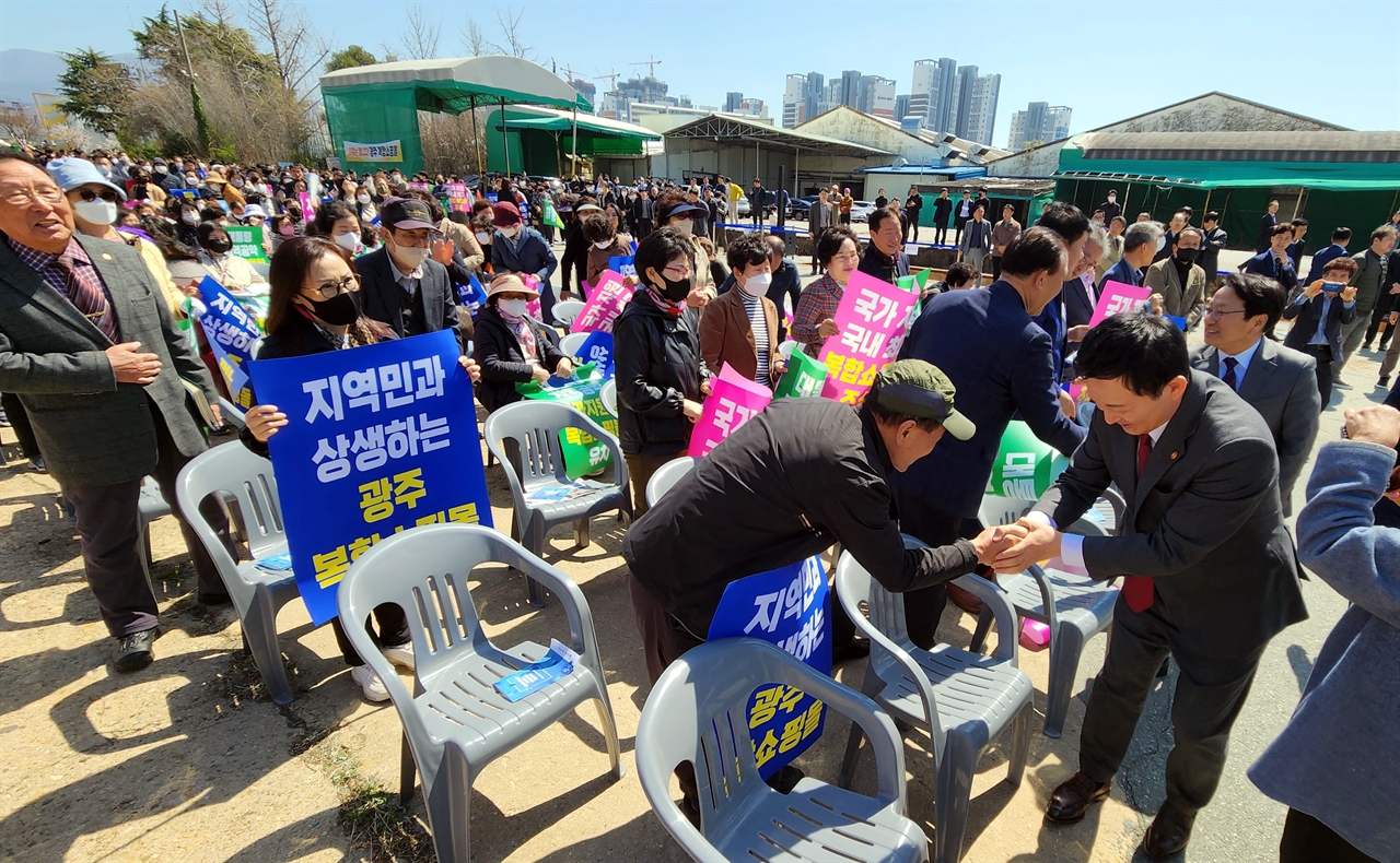 원희룡 국토교통부 장관과 강기정 광주시장이 ‘광주 미래차 국가산단 조기 조성 및 도시발전 인프라 지원 협력회의’에 앞서 환영을 나온 시민들과 인사를 나누고 있다.