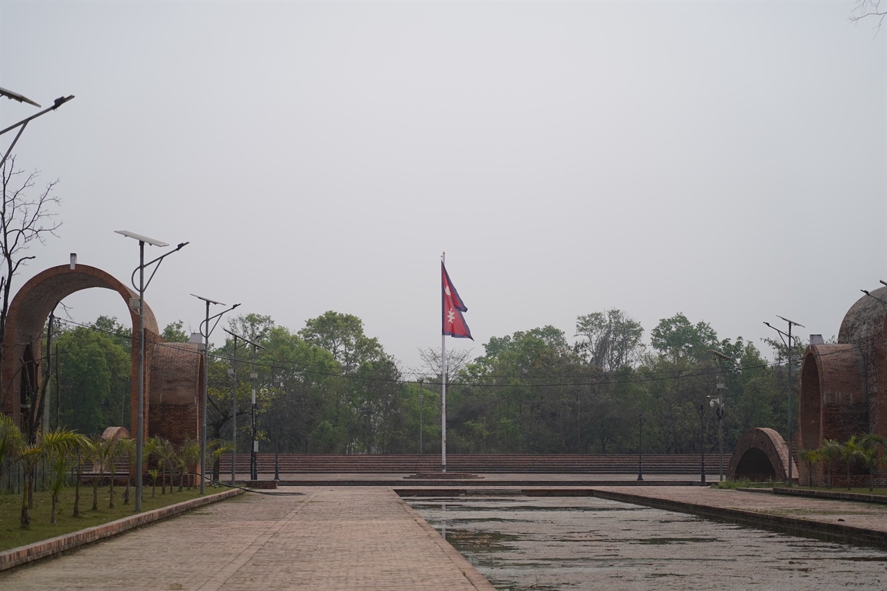 룸비니 성원 구역 안의 네팔 국기