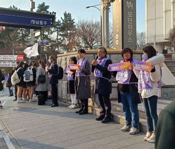 10.29 이태원참사 유가족들이 인천 터미널 사거리에서 특별법 재정을 호소하며 시민들을 만나고 있다