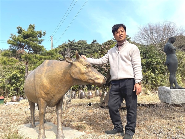 ‘의리’란 작품 앞에서 포즈를 취하고 있는 김희양 조각가. 그는 현재 조각공원 팔봉재 조성에 많은 열정을 쏟고 있다.

