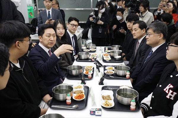 국민의힘 김기현 대표가 28일 오전 서울 동대문구 경희대학교 푸른솔문화관 학생식당을 찾아 '1천원 아침밥'을 먹으며 학생들과 대화하고 있다. 김 대표는 외부인 식권(4,000원)을 구매해 식사했다. 2023.3.28 [공동취재]