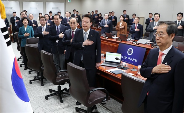 윤석열 대통령이 28일 서울 용산 대통령실 청사에서 열린 국무회의에서 국기에 경례하고 있다. 