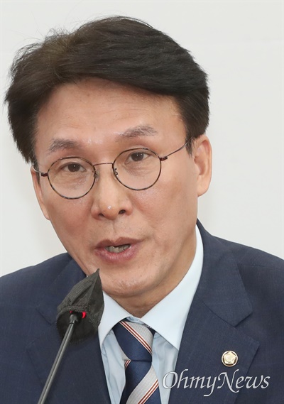 김민석 더불어민주당 신임 정책위의장이 28일 서울 여의도 국회에서 열린 원내대책회의에서 발언하고 있다. 