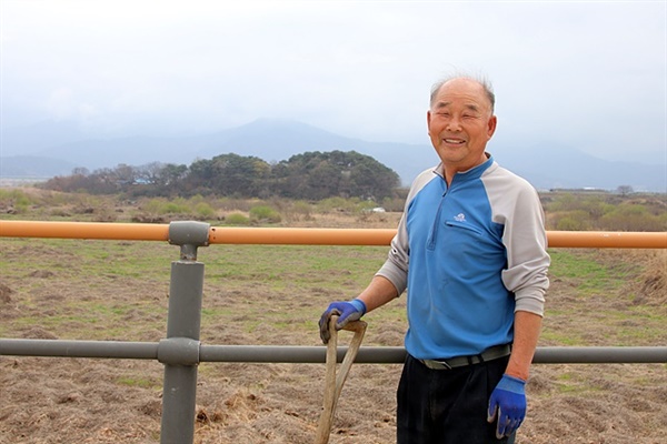 남원시 송동면 세전리 인근에서 농사를 짓고 있는 김용길(73세)씨가 건너편에 보이는 동산리에 대해 설명하고 있다.  