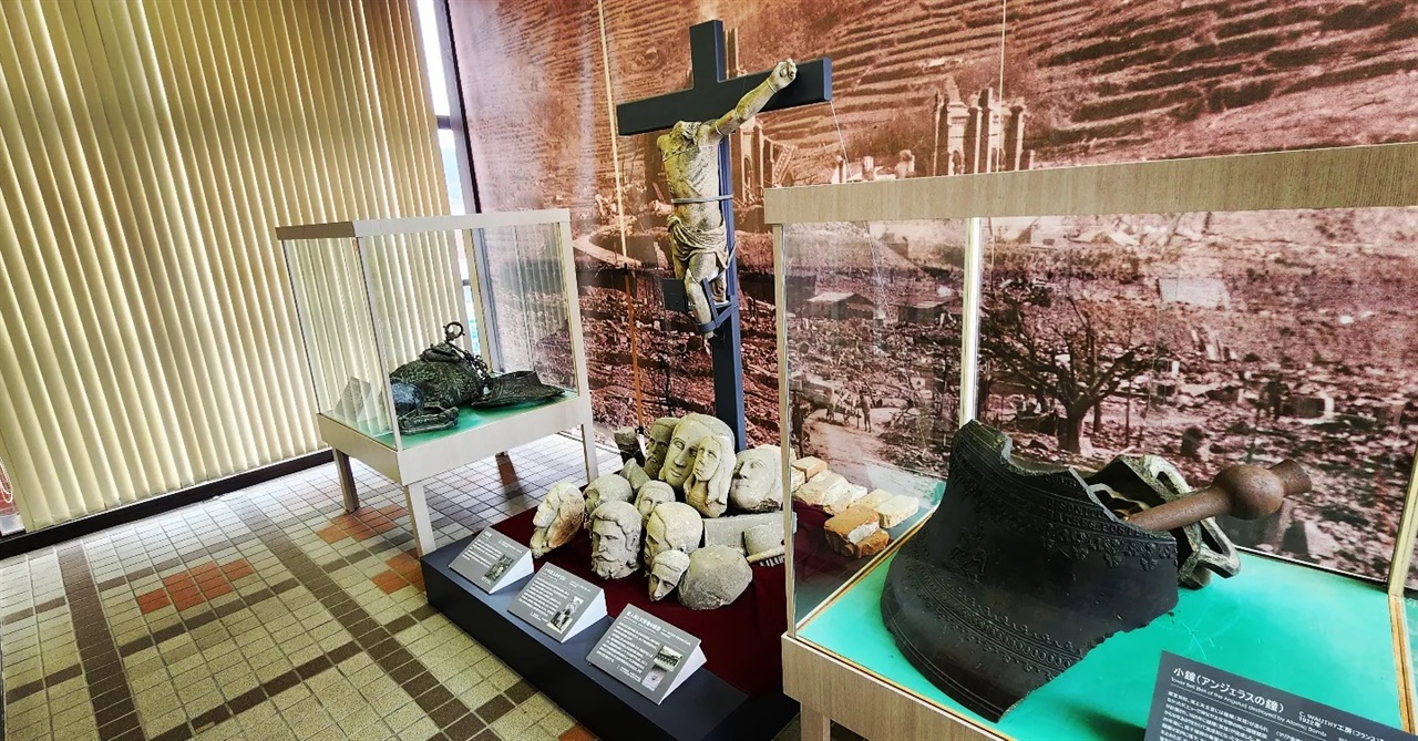 원자폭탄에 피폭되어 망가진 우라카미 천주당의 성상들. 가톨릭 성지, 원폭 피폭지로서의 나가사키의 정체성이 읽힌다.
