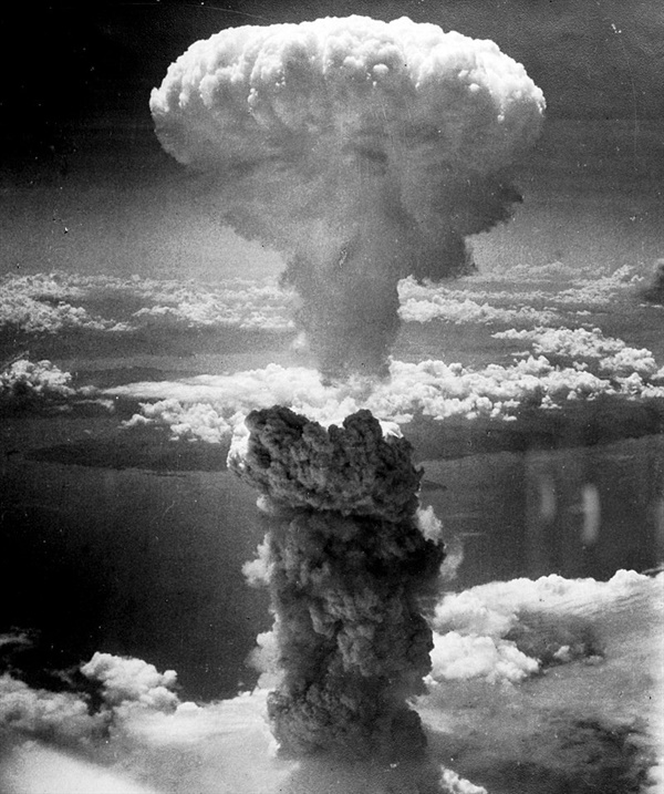 나가사키 원폭 투하 직후의 버섯구름. 나가사키 인구 24만 중 7만 4천 여 명이 사망한 것으로 추정된다.