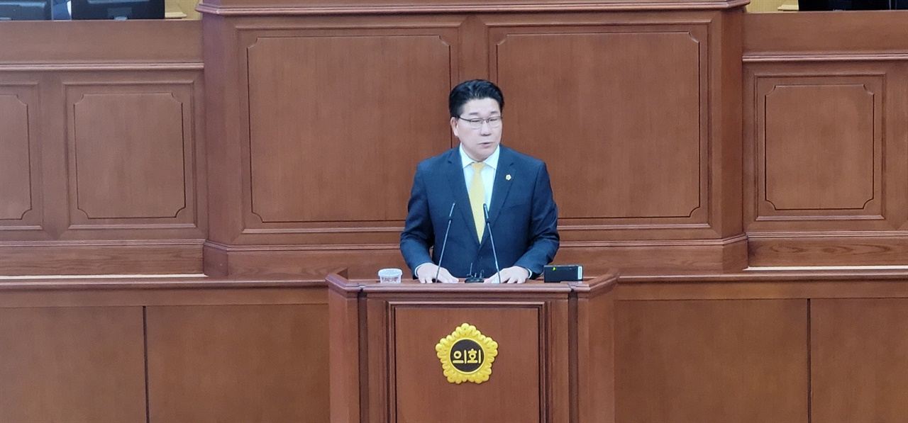 송활섭 의원이 ‘한국타이어 화재 2차 피해예방’과 관련하여 5분 자유발언을 하고 있다.