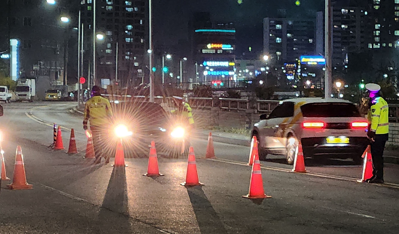 광주광역시 동구 광주천변에서 교통안전계 소속 경찰관들이 음주운전 단속을 벌이고 있다.