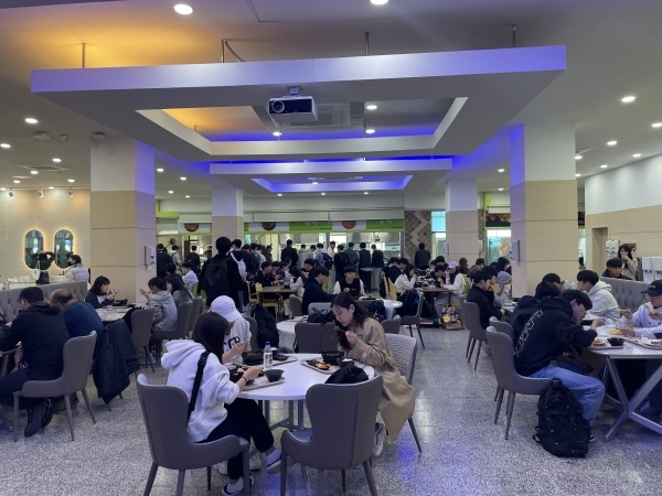 28일 오전 11시 30분께 창원대학교 사림관 학생식당 안. 점심식사를 하는 학생들로 식당이 붐비고 있다.