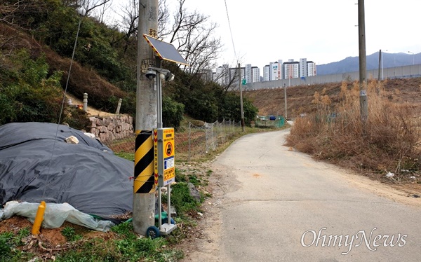  김해 장유율하 남해고속도로 제2지선 주변에 버려진 쓰레기가 수거된 뒤 안내팻말이 세워져 있다.