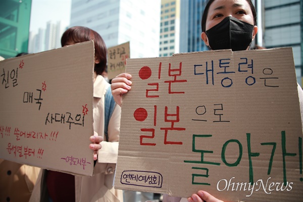29일 부산시 동구 일본영사관 평화의소녀상 앞에서 87차 부산수요시위 행사가 열리고 있다.