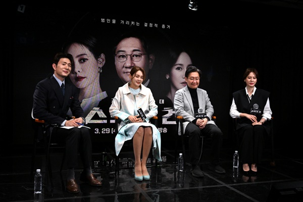  29일 진행된 KBS 2TV <과학수사대 스모킹건> 제작발표회에서 진행을 맡은 김진웅 아나운서와 방송인 안현모, 유성호 교수, 이혜원이 질문에 답하고 있다.