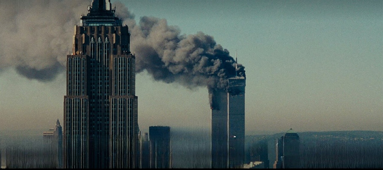  넷플릭스 다큐멘터리 <터닝 포인트: 9/11 그리고 테러와의 전쟁>의 한 장면. 9.11 테러로 검은 연기로 뒤덮인 뉴욕 맨해튼 세계무역센터.