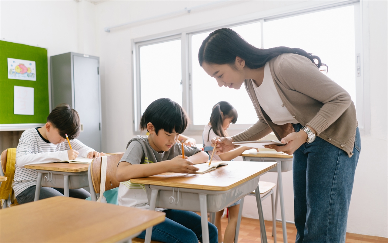 학기 초 담임선생님은 20~30명의 아이들을 보살핀다. 