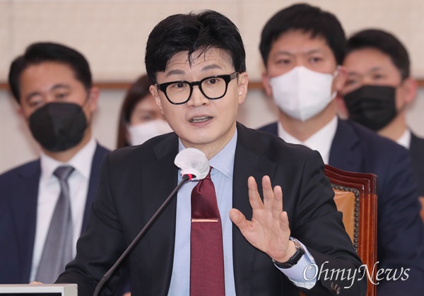 한동훈 법무부 장관이 지난 3월 30일 서울 여의도 국회에서 열린 법제사법위원회 전체회의에서 의원 질의에 답변하고 있다.
