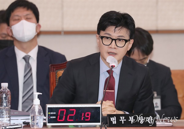 한동훈 법무부 장관이 30일 서울 여의도 국회에서 열린 법제사법위원회 전체회의에서 의원 질의에 답변하고 있다.
