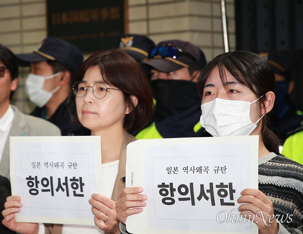일본 '역사왜곡' 교과서와 관련, 30일 부산겨레하나 회원들이 부산시 동구 일본영사관을 찾아 항의서한을 전달하려 했지만, 경찰에 가로막혀 있다.
