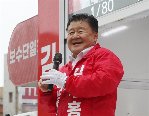  4·5 재·보궐선거 공식 선거운동 첫날인 3월 23일 오전 울산시 남구 공업탑로터리에서 김주홍 울산시교육감 후보가 출정식을 열고 지지를 호소하고 있다.