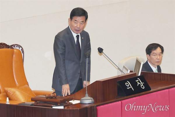 김진표 국회의장이 30일 국회에서 열린 본회의에서 선거제도 개혁을 위한 전원위 소집에 대해 발언하고 있다. 
