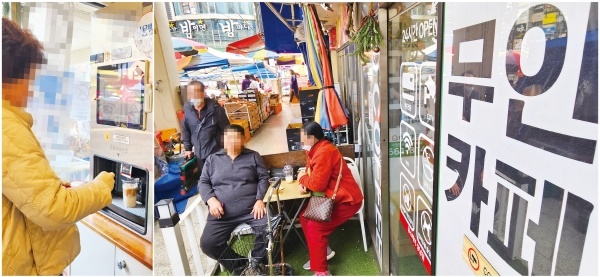 29일 오후 경남 창원 상남동 한 무인카페에서 시민이 일회용 잔을 사용, 직접 커피를 뽑아 마시면서 대화를 나누고 있다