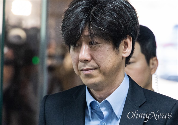 대장동 개발 관련 배임 혐의를 받고 있는 남욱 변호가 3월 31일 오전 서울 서초구 서울중앙지법에서 재판에 출석하고 있다.