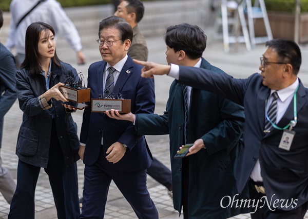 공직선거법상 허위사실 공표 혐의를 받고 있는 이재명 더불어민주당 대표가 31일 서울 서초구 서울중앙지방법원에서 열리는 공판에 출석하고 있다.