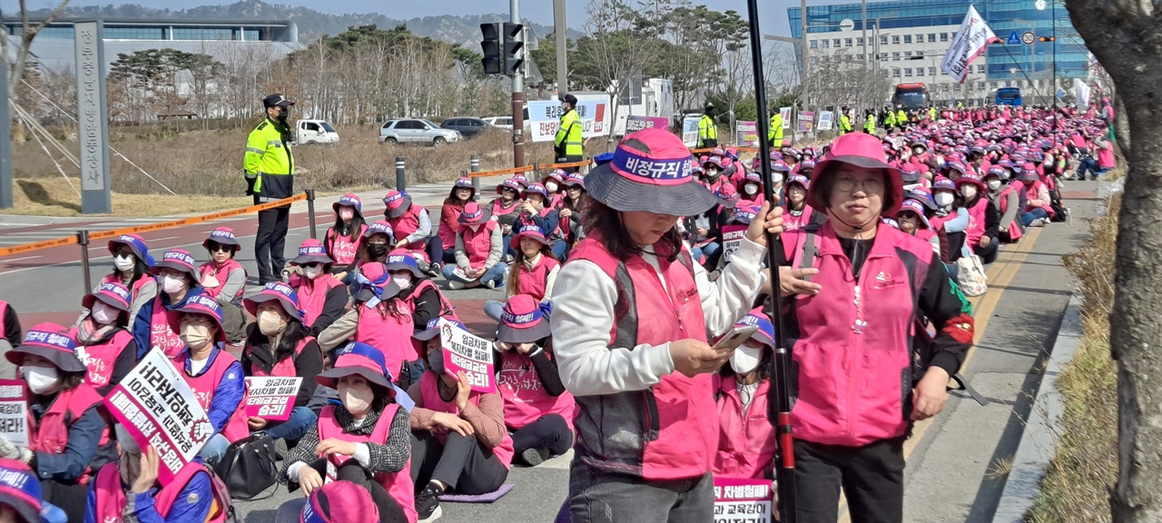  31일 총파업에 나선 학교비정규직 노동자들이 충남교육청 앞 도로를 가득 채웠다.  