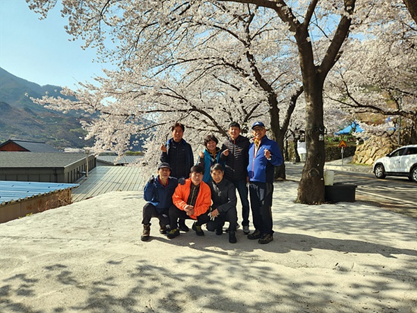 구례벚꽃 구경하러 온 여수 국동테니스 클럽 회원들이 기념촬영했다.