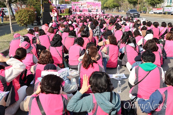  전국학교비정규직노동조합 경남지부는 31일 늦은 오후 경남도교육청 앞 도로에서 ”비정규직 차별철폐, 실질임금 인상, 집단교섭 승리를 위한 신학기 파업 승리 결의대회“를 열었다.