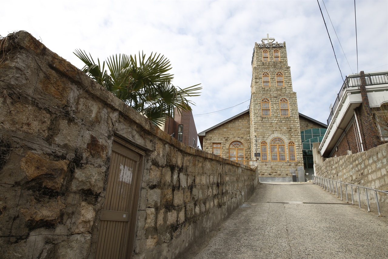 목포 양동교회 전경. 1910년에 지은 석조 건축물이다. 등록문화재로 지정돼 있다.