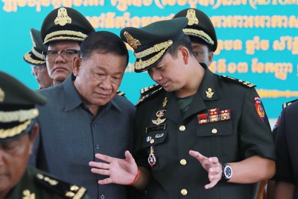 38년째 철권통치자인 훈센 총리의 뒤를 이을 것이 확실시 되고 있는 장남 훈 마넷 장군의 모습(오른쪽). 현지 언론보도에 따르면 그는 최근 4성장군으로 진급했다. 