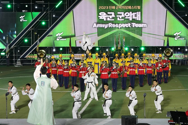  3월 31일 저녁 진해공설운동장에서 열린 진해군악의장페스티벌 개막식.