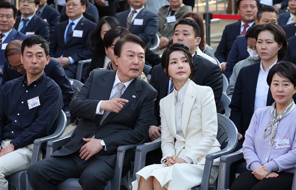 윤석열 대통령과 김건희 여사가 1일 대구 서문시장에서 열린 '서문시장 100주년 기념식'에서 대화하고 있다.