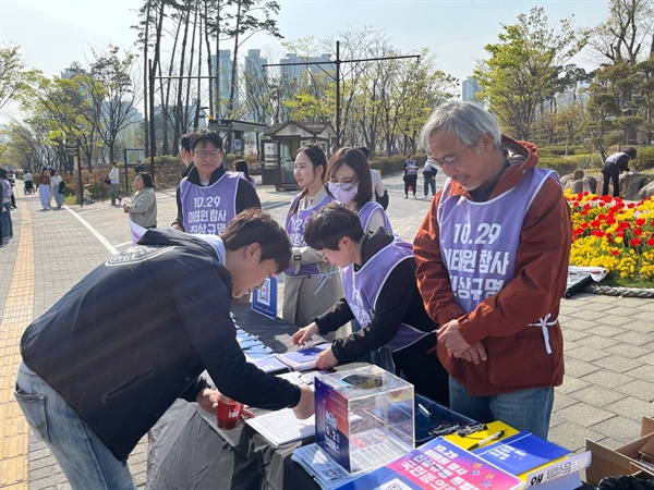 한 부산 시민이 10.29 이태원참사 진상규명을 요구하는 유가족들의 요구에 동의하는 서명을 하고 있다. 