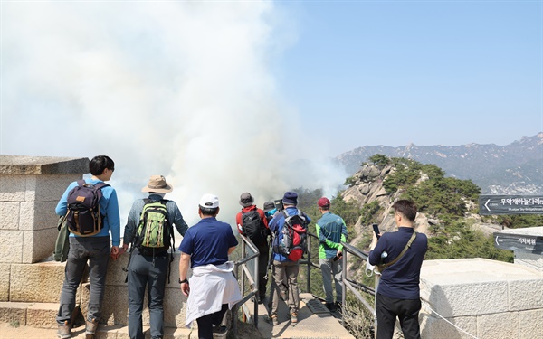 2일 오후 서울 종로구 인왕산에서 산불이 발생, 등산객들이 안타깝게 화재 현장을 바라보고 있다.

